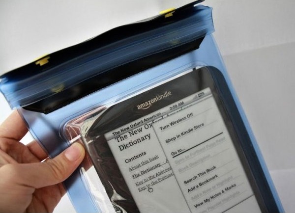 Vodotesné puzdro pre čítačku/tablet/telefón - Atmoog CWat01 - univerzálne vodotesné puzdro - priehľadné, pre tablety a čítačky 5-7"