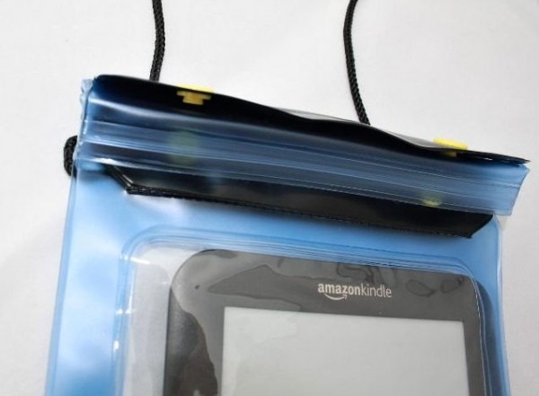 Vodotesné puzdro pre čítačku/tablet/telefón - Atmoog CWat01 - univerzálne vodotesné puzdro - priehľadné, pre tablety a čítačky 5-7"