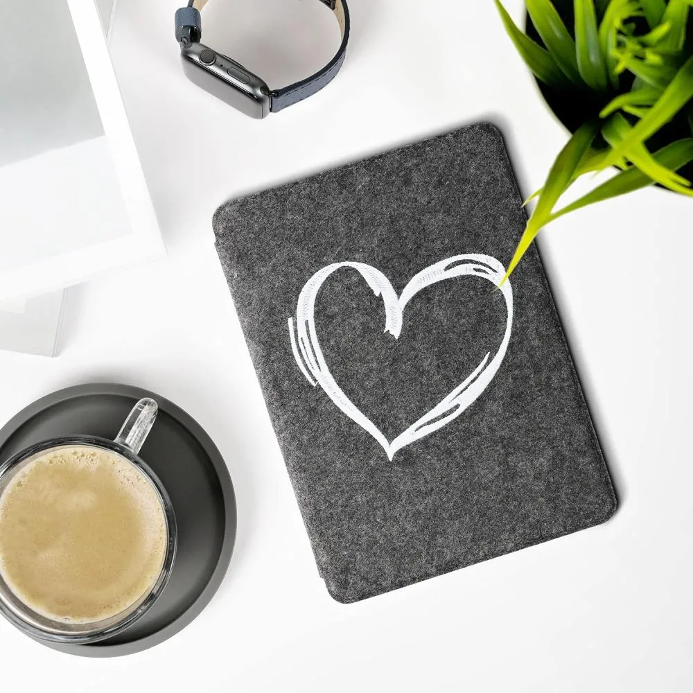 Puzdro KW Mobile Felt Brushed Heart - KW5626003 - pre Amazon Kindle Paperwhite 5 (2021) - tmavo šedé