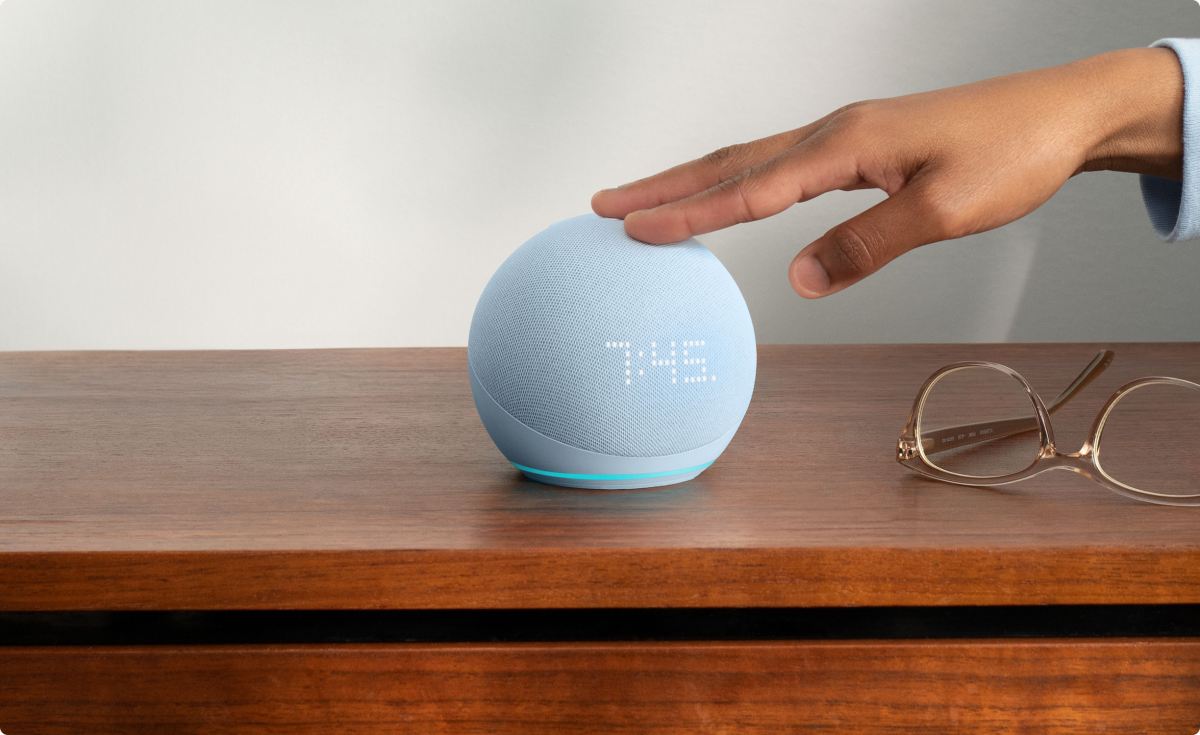 Amazon Echo DOT Clock 2022 (5. generácia) - hlasový asistent s hodinami - Deep Sea Blue (modrý)